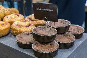 Mudcake Portion in Muffinförmchen: Schlammkuchen und Gebäck auf der anuga Foodmesse