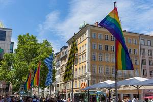 München hisst Regenbogenflaggen in der Fußgängerzone zum CSD-Wochenende für das queere Festival mit Parade