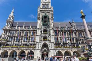 München setzt am Marienplatz Friedenszeichen mit Regenbogenflaggen, aus Solidarität mit dem Christopher Street Day-Demonstrationstags
