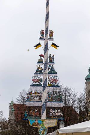 Münchner Reinheitsgebot mit Darstellungen bayrischer Traditionen wie Brauerei, Biergarten und Tanz