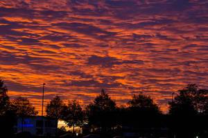 Münchner Sonnenuntergang färbt den Himmel orange und lila
