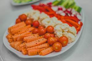Mundgerecht geschnittenes Gemüse wie Karotte und Blumenkohl auf Platte mit Schärfentiefe