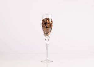 Münzen in einem Champagnerglas