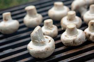 Mushrooms on the barbecue grill (Flip 2019)