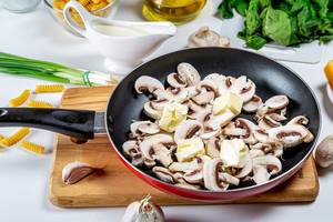Mushrooms with butter in a frying pan (Flip 2019)