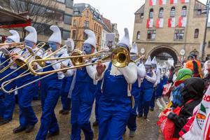 Musiker aus Allgäu spielen beim Kölner Karneval 2020 als Schlümpfe verkleidet