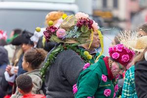 Mütze und Hut mit Blumen dekoriert - Kölner Karneval 2018