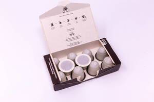 My Coffee Cup - Aluminium-freie Kafeekapseln in Karton auf weißem Hintergrund
