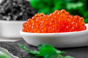 Nachaufnahme von leuchtend rotem Kaviar