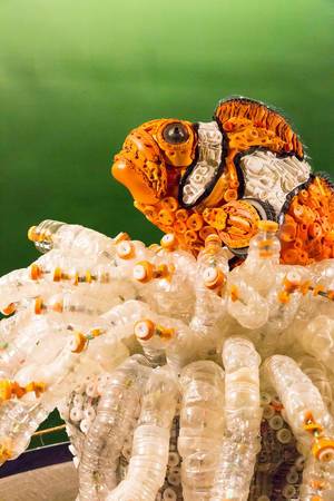 Nachgebaut aus Plastik: Echter Clownfisch in einer Anemone