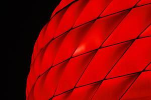 Nachtaufnahme: Close-up der roten Beleuchtung von der Allianz Arena in München