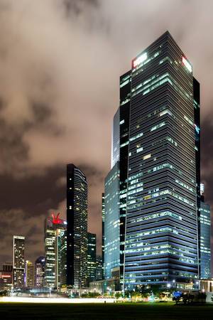 Nachtaufnahme: Wolkenkratzer in Singapur