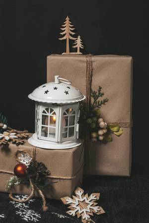 Nächtlicher Weihnachtshintergrund mit verpackten Geschenken und Laternen