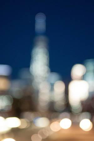 Nachtlichter der Skyline aufgenommen als Hintergrundunschärfe (Bokeh), USA