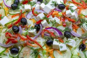 Nahaufnahme auf einen gemischten mediteranen Salat mit Dill und Feta Käse