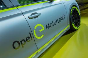 Nahaufnahme der Beifahrertür des E-Motorsport Elektroautos von Opel: Corsa-e Rally Concept mit Rallyfahrwerk