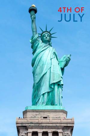 Nahaufnahme der Freiheitsstatue auf der Liberty Island in New York,  neben dem Text 4th of July - dem Datum des amerikanischen Unabhängigkeitstag