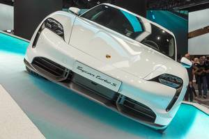 Nahaufnahme der Fronthaube des elektrischen Sportwagens Taycan Turbo S von Porsche