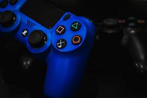 Nahaufnahme der Joysticks und Buttons eines blauen Playstation-Controllers