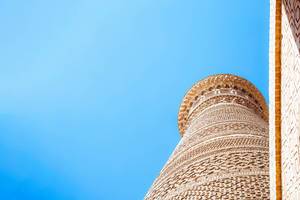 Nahaufnahme der Kalon Minarett in Buchara, Usbekistan, von unten fotografiert
