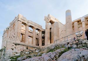 Nahaufnahme der Säulenarchitektur der Akropolis