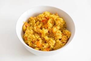 Nahaufnahme des fertigen veganen Bio-Mittagessens auf dem Glas: Gemüsequinoa & Kurkuma in Currysauce von Carlota