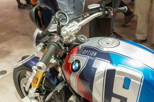 Nahaufnahme des Jubiläums-Motorrads R nineT von BMW mit Speziallackierung und Zweizylinder-Boxermotor