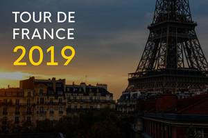 Nahaufnahme des Pariser Eiffelturms in der französischen Stadt und der Bildaufschrift "Tour de France 2019"
