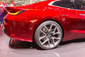 Nahaufnahme des Seitenhecks und 21-Zoll-Felgen vom BMW Concept 4 Series Coupé