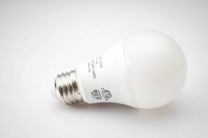 Nahaufnahme - Eine LED Glühbirne auf weißem Hintergrund