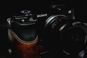 Nahaufnahme einer alten Sony Fotokamera mit Vintagelinse vor schwarzem Hintergrund
