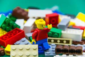 Nahaufnahme einer Legofigur zwischen verschiedenen Legosteinen