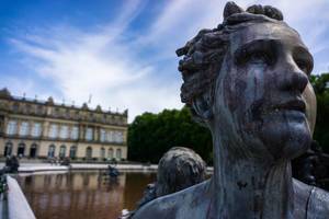 Nahaufnahme einer Statue - Schloss Herrerchiemsee im Hintergrund