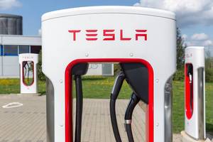 Nahaufnahme einer Tesla Supercharger Ladestation