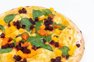Nahaufnahme einer Yoga-Pizza Vegan von Followfood, dessen veganer Belag spiegelt die Philosophie des Ayurveda wieder