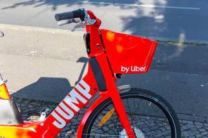 Nahaufnahme eines elektrischen Miet-Fahrrads Jump in Berlin als umweltfreundliche Alternative zum Stadtverkehr, bereitgestellt von Uber