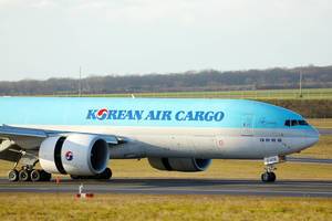 Nahaufnahme eines Flugzeuges von Korean Air Cargo am Flughafen