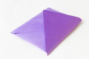 Nahaufnahme eines lilafarbenen Briefumschlags