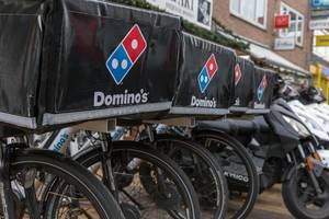 Nahaufnahme Fahrräder des Pizzalieferanten Domino’s in Zandvoort, Niederlanden