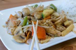 Nahaufnahme veganes Chop Suey mit Tofu, Gemüse und Reis als Beilage
