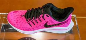 Nahaufnahme vom Damen-Laufschuh Nike Air Zoom Vomero 14 in der Farbe Pink Blast/True Berry/Weiß/Schwarz