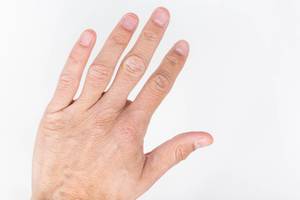 Nahaufnahme von einer männlichen Hand vor weißem Hintergrund