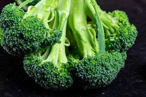 Nahaufnahme von frischem Broccoli mit Wassertropfen