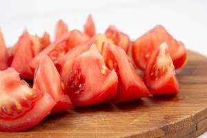 Nahaufnahme von geschnittenen Tomatenstücken