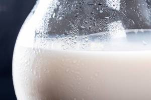Nahaufnahme von Glaskaraffe mit gekühlter Milch