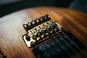 Nahaufnahme von goldenen Floyd Rose einer elektrischen Gitarre