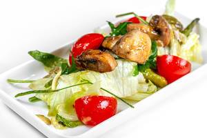 Nahaufnahme von grünem Salat mit frischem Gemüse und Pilzen