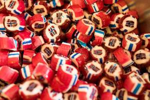 Nahaufnahme von harten dänischen Bonbons mit der Flagge Norwegens