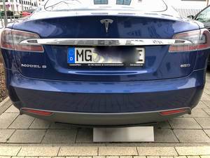Nahaufnahme von Heck eines blauen Autos der Marke Tesla Model S 85D auf Parkplatz