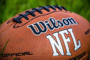 Nahaufnahme von offiziellem NFL Ball für American Football Spiele von Wilson